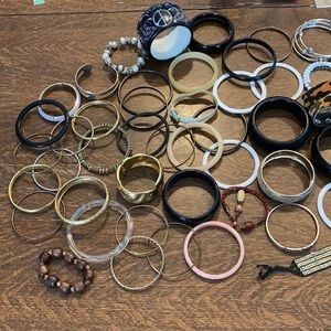 Huge lot of assorted estate sale ladies/girls jewelry, pins, pendants, earrings+